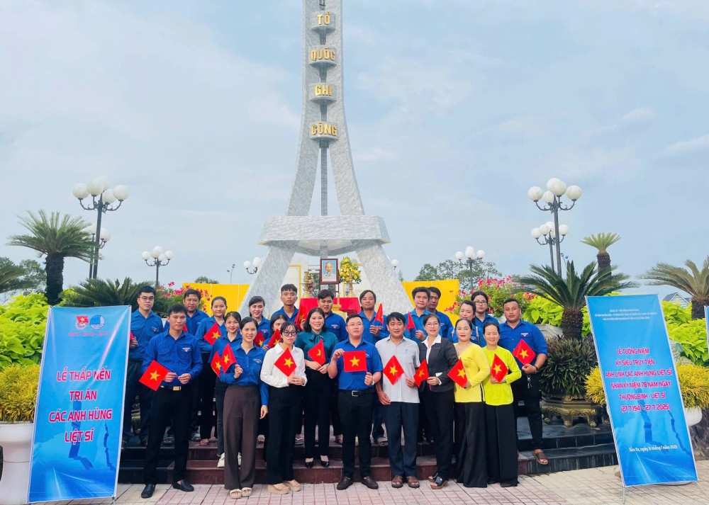 Đoàn viên, thanh niên xã Tầm Vu bày tỏ lòng tri ân sâu sắc trước những hy sinh, cống hiến của thế hệ đi trước