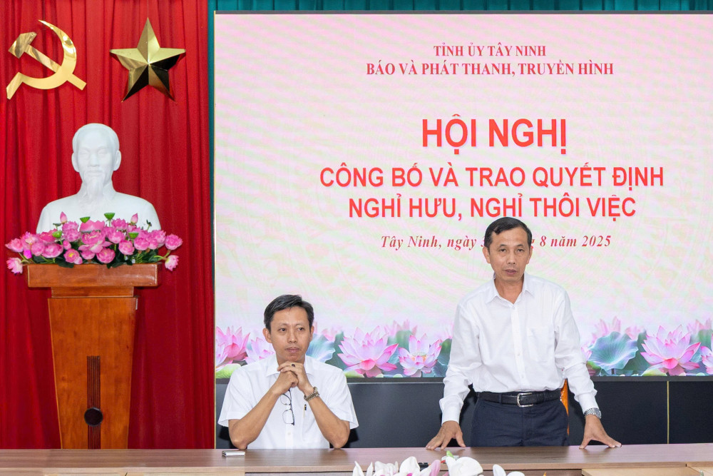 Phó Tổng Biên tập Báo và phát thanh, truyền hình Tây Ninh Võ Văn Quý phát biểu tại hội nghị 