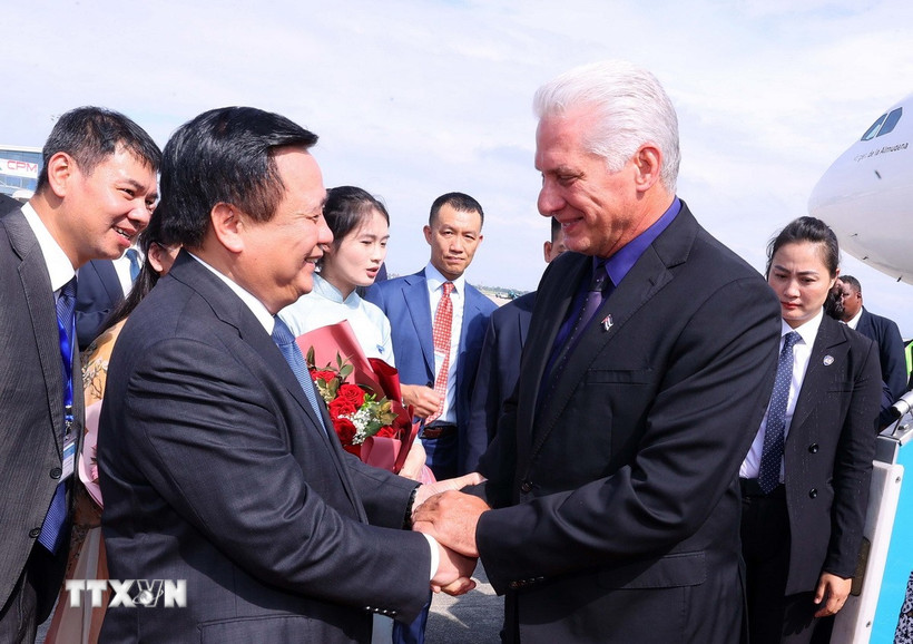 Ông Nguyễn Xuân Thắng, Ủy viên Bộ Chính trị, Giám đốc Học viện Chính trị quốc gia Hồ Chí Minh, Chủ tịch Hội đồng Lý luận Trung ương, đón Bí thư Thứ nhất, Chủ tịch nước Cuba Miguel Díaz-Canel Bermúdez và Phu nhân tại Sân bay quốc tế Nội Bài (Ảnh: Văn Điệp/TTXVN)