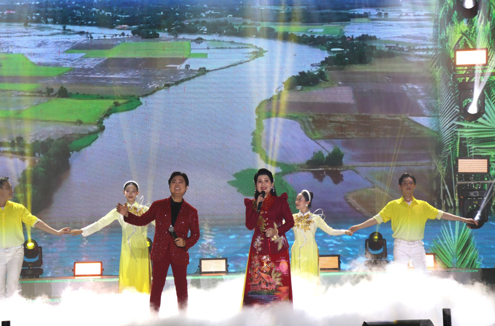 NSND Hồ Ngọc Trinh và ca sĩ Đông Quân trình diễn ca khúc 