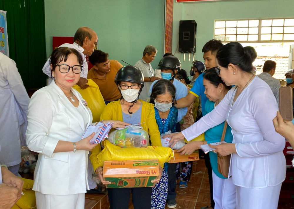 Bà Lâm Thị Tuyết (bên trái) luôn tích cực tham gia các hoạt động từ thiện xã hội