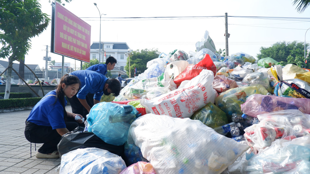 Hơn 300kg rác thải nhựa được thu gom