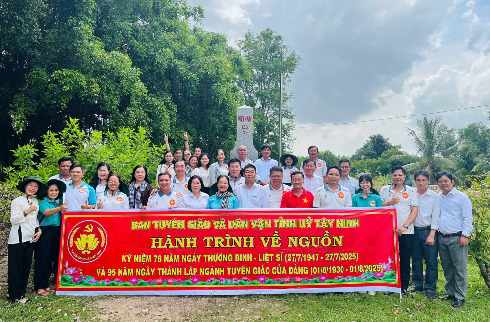 Đoàn công tác Ban Tuyên giáo và Dân vận Tỉnh ủy Tây Ninh chụp ảnh lưu niệm tại Cột mốc biên giới 133 (Ảnh: Trúc Ngân)