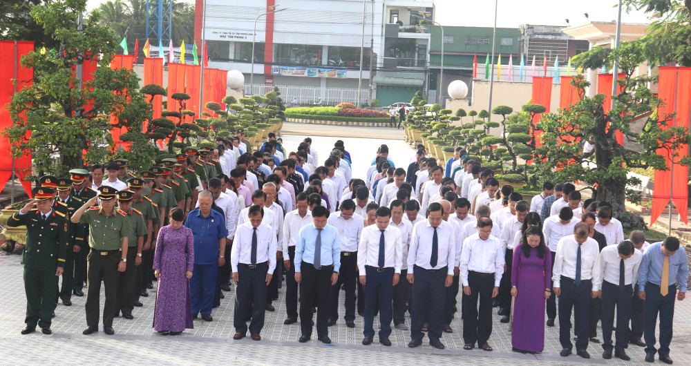 Đoàn đại biểu thực hiện nghi thức mặc niệm