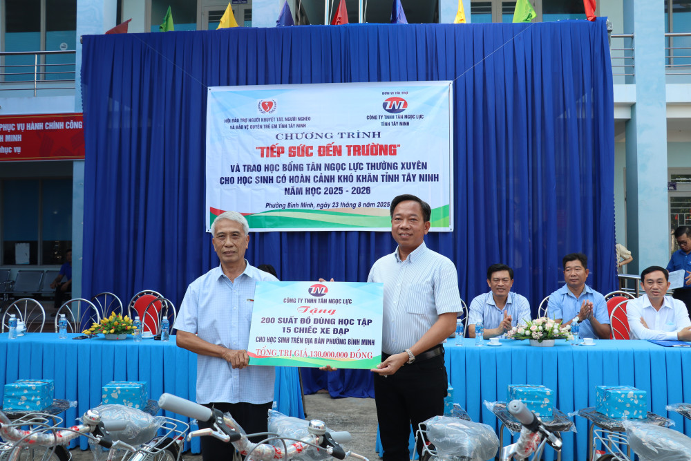 Công ty TNHH Tân Ngọc Lực trao bảng tượng trưng kinh phí hỗ trợ dụng cụ học tập, xe đạp cho Hội Bảo trợ người khuyết tật, người nghèo và bảo vệ quyền trẻ em tỉnh