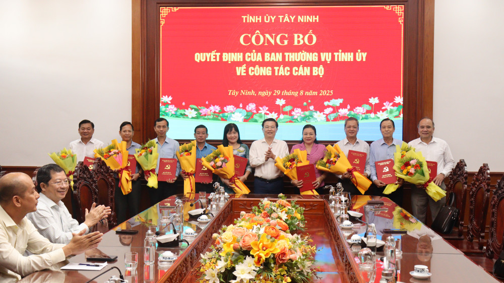 Trao quyết định nghỉ chế độ cho 9 đồng chí 