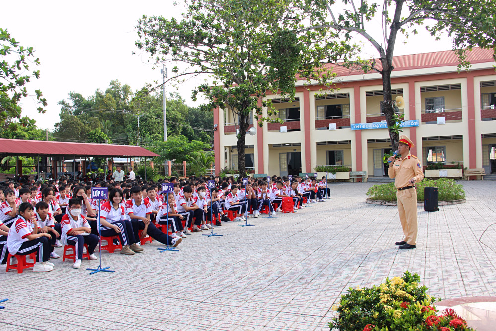 Cảnh sát giao thông tuyên truyền pháp luật cho các em học sinh