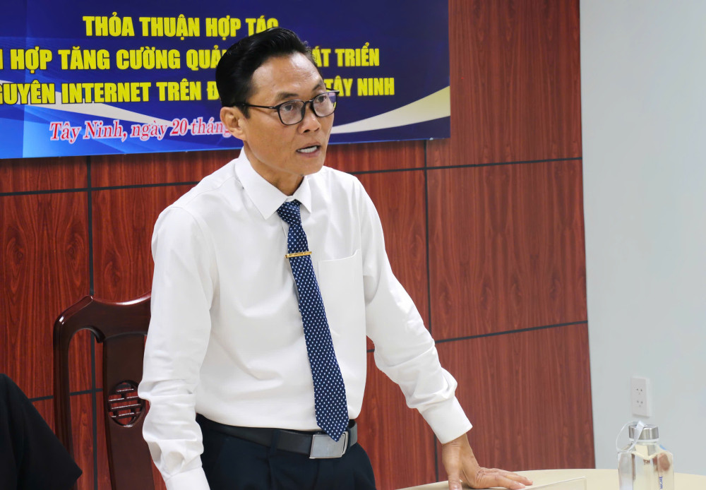 Trưởng Chi nhánh Trung tâm Internet Việt Nam tại TP.HCM Đỗ Quang Trung phát biểu tại lễ ký kết