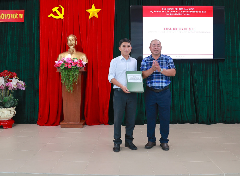 Đại diện Ban Quản lý dự án đầu tư xây dựng tỉnh trao Quyết định phê duyệt đồ án quy hoạch chi tiết của UBND tỉnh cho lãnh đạo xã Ninh Điền 