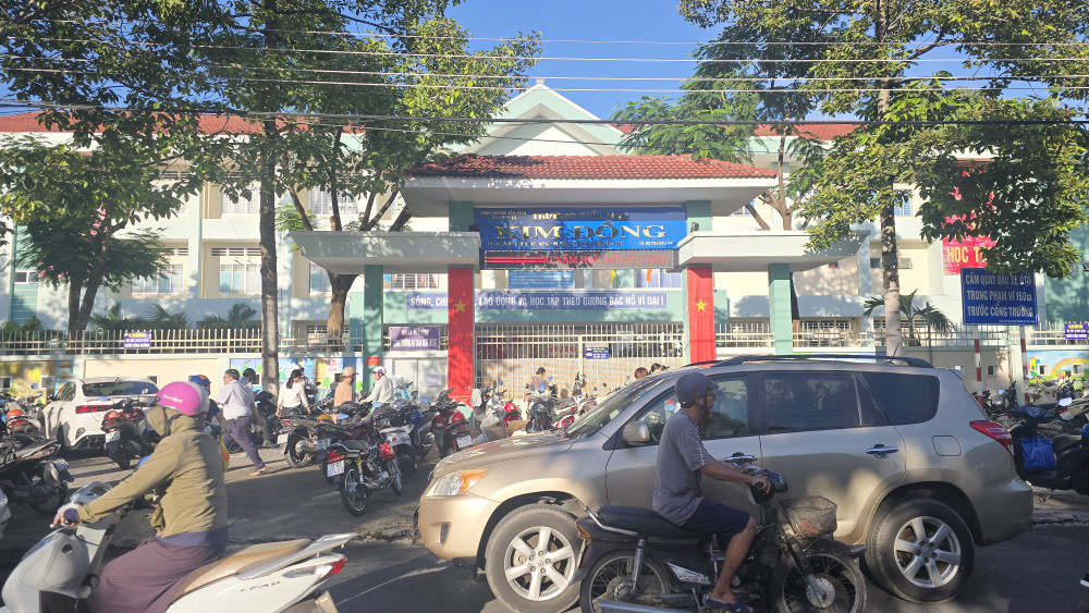 Tình trạng kẹt xe, lộn xộn trước cổng Trường Tiểu học Kim Đồng