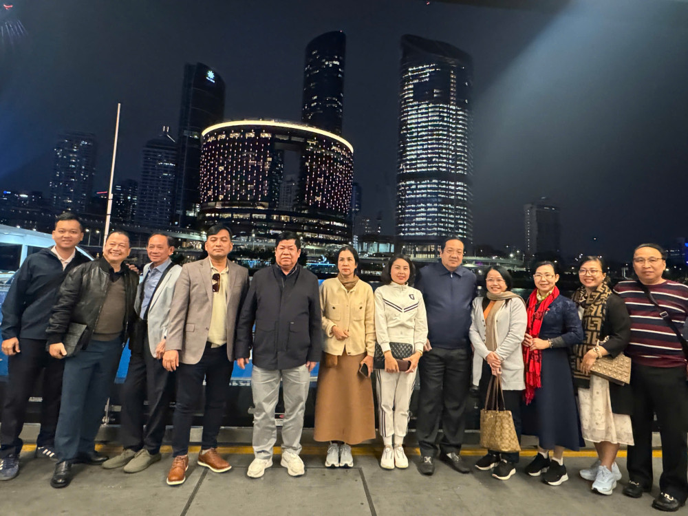 Đoàn công tác chụp ảnh lưu niệm tại bến tàu Ferry UQ 