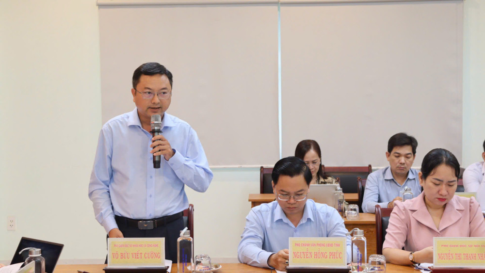 Phó Giám đốc Sở Khoa học và Công nghệ Võ Bửu Viết Cường báo cáo tình hình hoạt động của Sở thời gian qua
