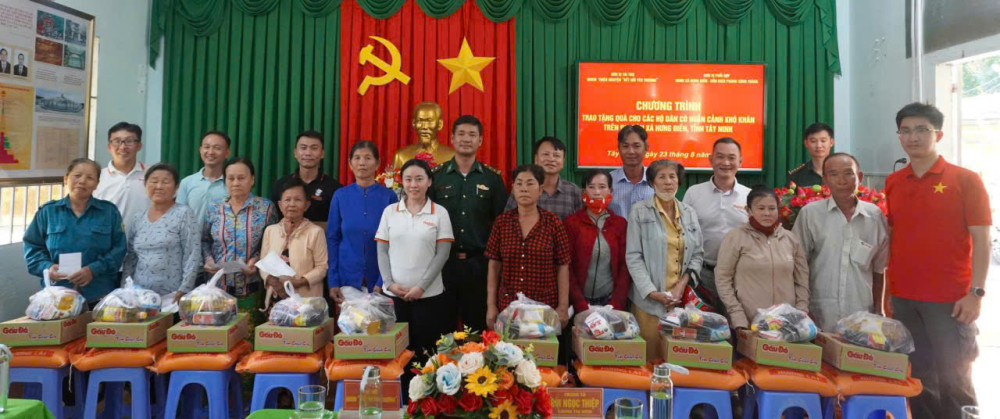 Trao quà cho các hộ dân có hoàn cảnh khó khăn 