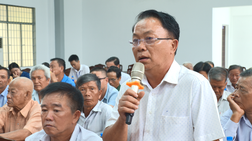 Cử tri xã Dương Minh Châu nêu kiến nghị tại buổi tiếp xúc đại biểu HĐND tỉnh