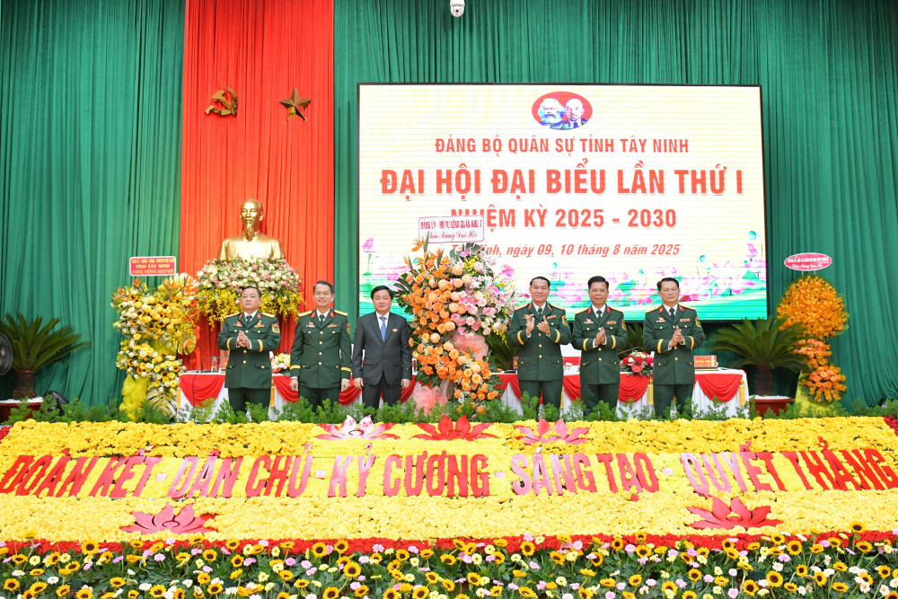 Thiếu tướng Trần Ngọc Minh - Phó Tư lệnh Quân khu 7, tặng hoa chúc mừng đại hội