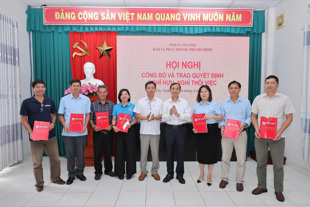 Trao các quyết định nghỉ hưu, nghỉ thôi việc của Báo và phát thanh, truyền hình Tây Ninh cơ sở 2