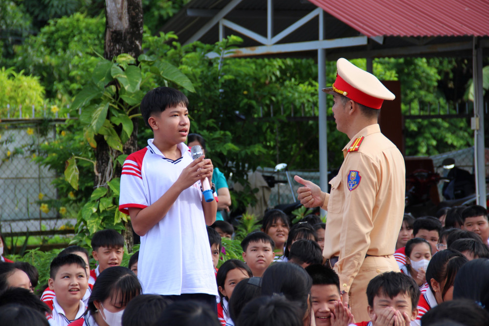 Học sinh tích cực tham gia trả lời câu hỏi về an toàn giao thông