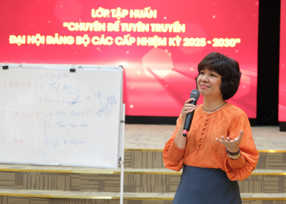 Nhà báo Phan Thị Quyên – Trưởng ban Xây dựng Đảng, Báo Nhân Dân chia sẻ kinh nghiệm tuyên truyền Đại hội Đảng bộ các cấp