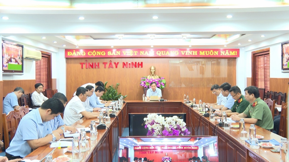Phó Bí thư Tỉnh ủy, Chủ tịch UBND tỉnh Nguyễn Văn Út chủ trì cuộc họp