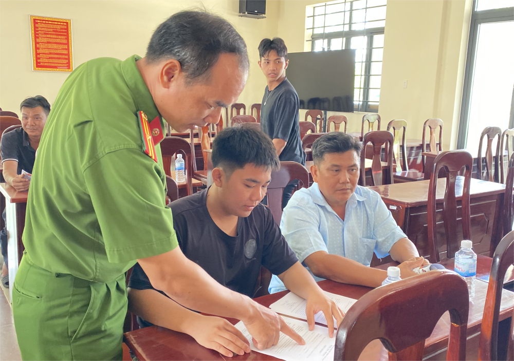 Cho người dân và doanh nghiệp ký cam kết an toàn cháy nổ