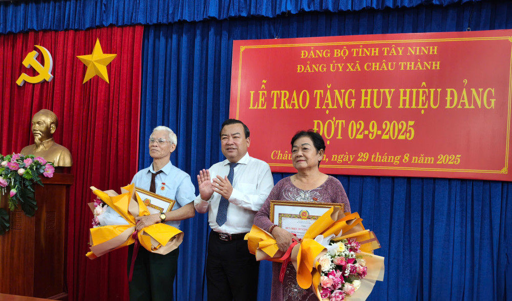 Phó Bí thư Tỉnh ủy, Trưởng đoàn đại biểu Quốc hội tỉnh Phạm Hùng Thái trao Huy hiệu Đảng cho 2 đảng viên