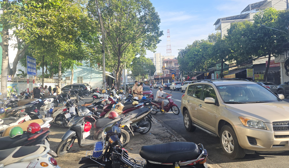 Lực lượng Cảnh sát giao thông phối hợp điều tiết giao thông