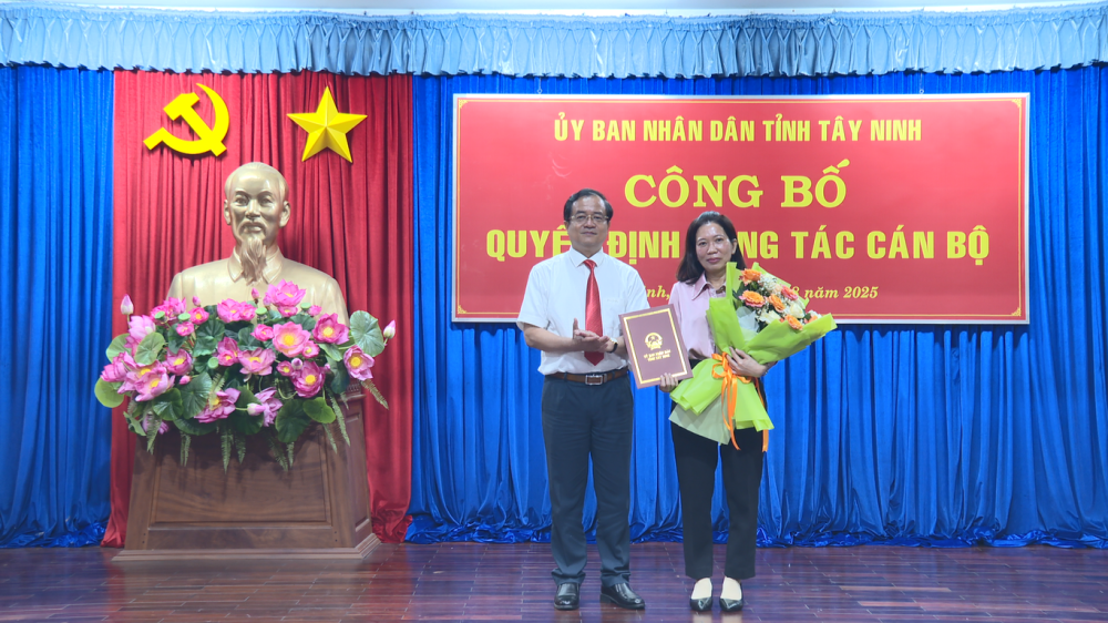 Trao quyết định nghỉ hưu cho Phó Giám đốc Sở Khoa học và Công nghệ Nguyễn Thị Kim Tuyến