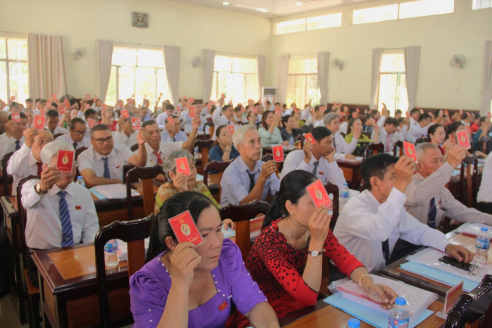 Đại biểu biểu quyết thông qua Nghị quyết