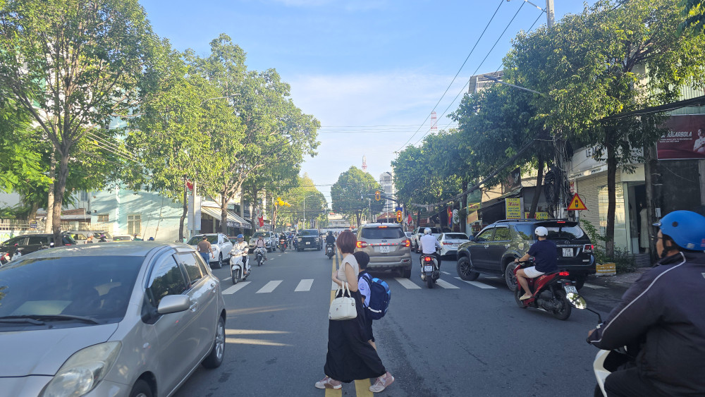 Phụ huynh đưa con đi học qua đường Nguyễn Thái Học