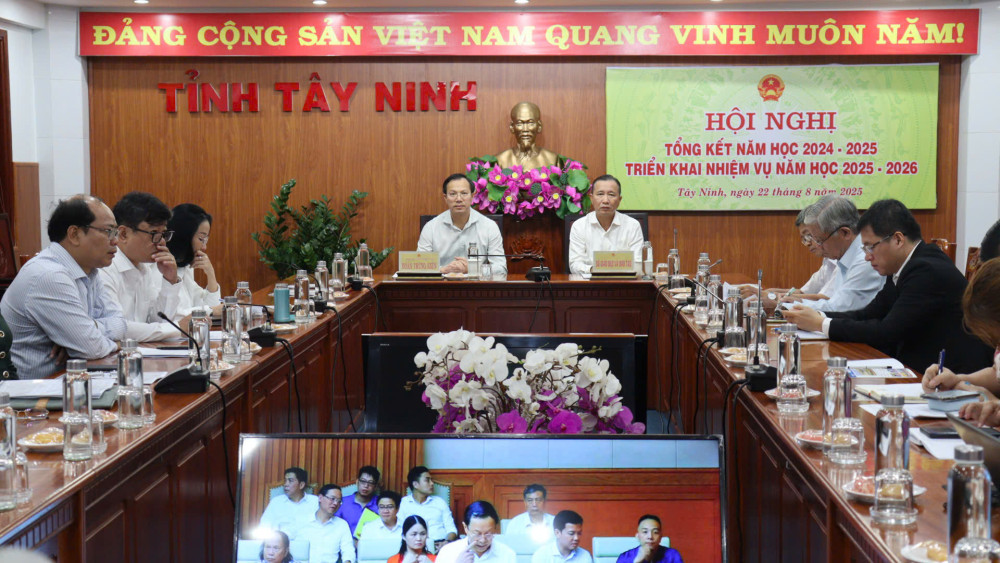 Ủy viên Ban Thường vụ Tỉnh ủy, Phó Chủ tịch UBND tỉnh Đoàn Trung Kiên cùng các đại biểu dự tại điểm cầu tỉnh Tây Ninh