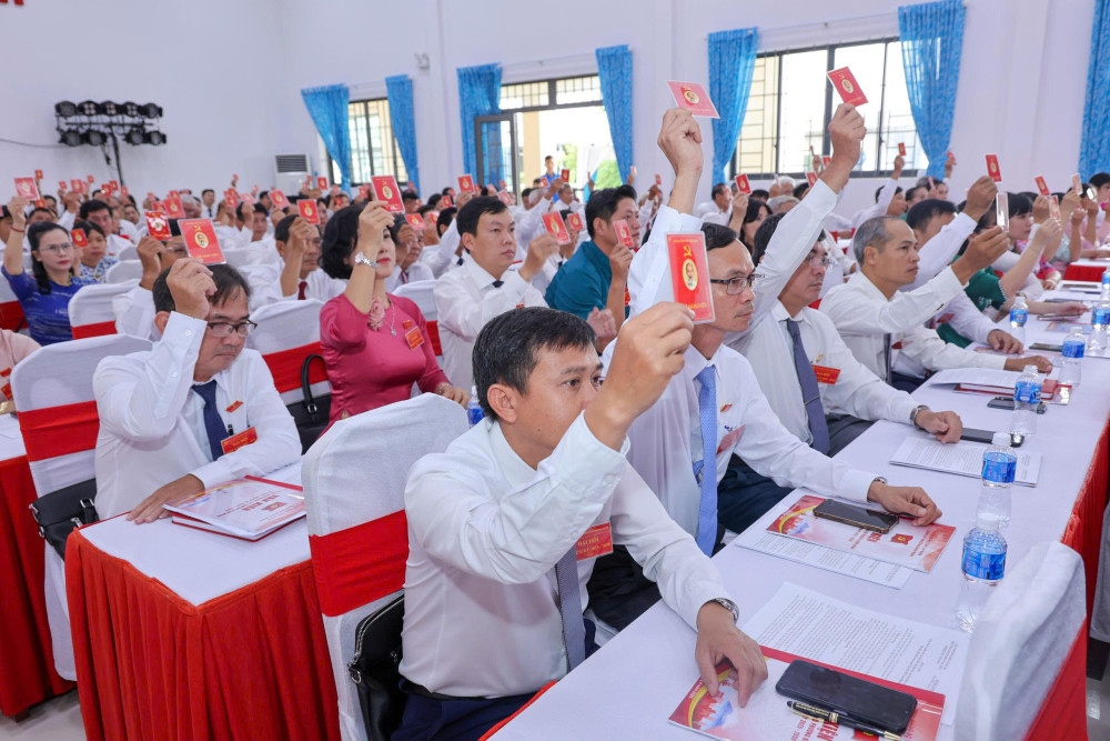 Đại biểu biểu quyết tại Đại hội
