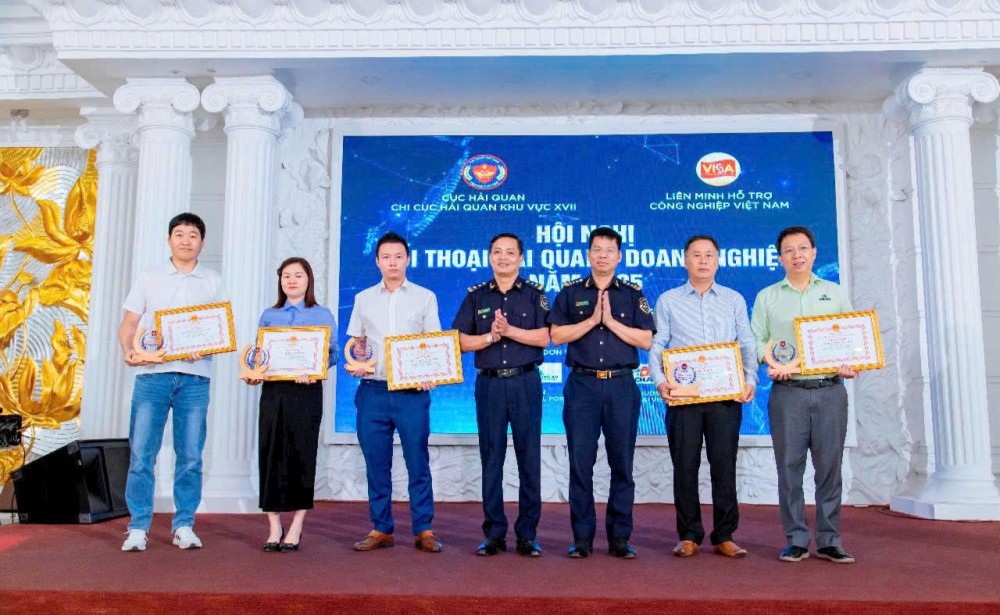 Các doanh nghiệp tiêu biểu nhận giấy khen của Chi cục trưởng Chi cục Hải quan khu vực XVII vì có thành tích tốt trong chấp hành pháp luật hải quan và nộp ngân sách Nhà nước cao năm 2024