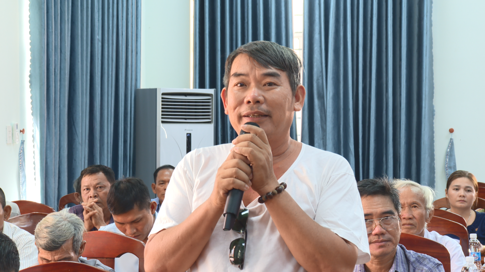 Cử tri phát biểu tại buổi tiếp xúc
