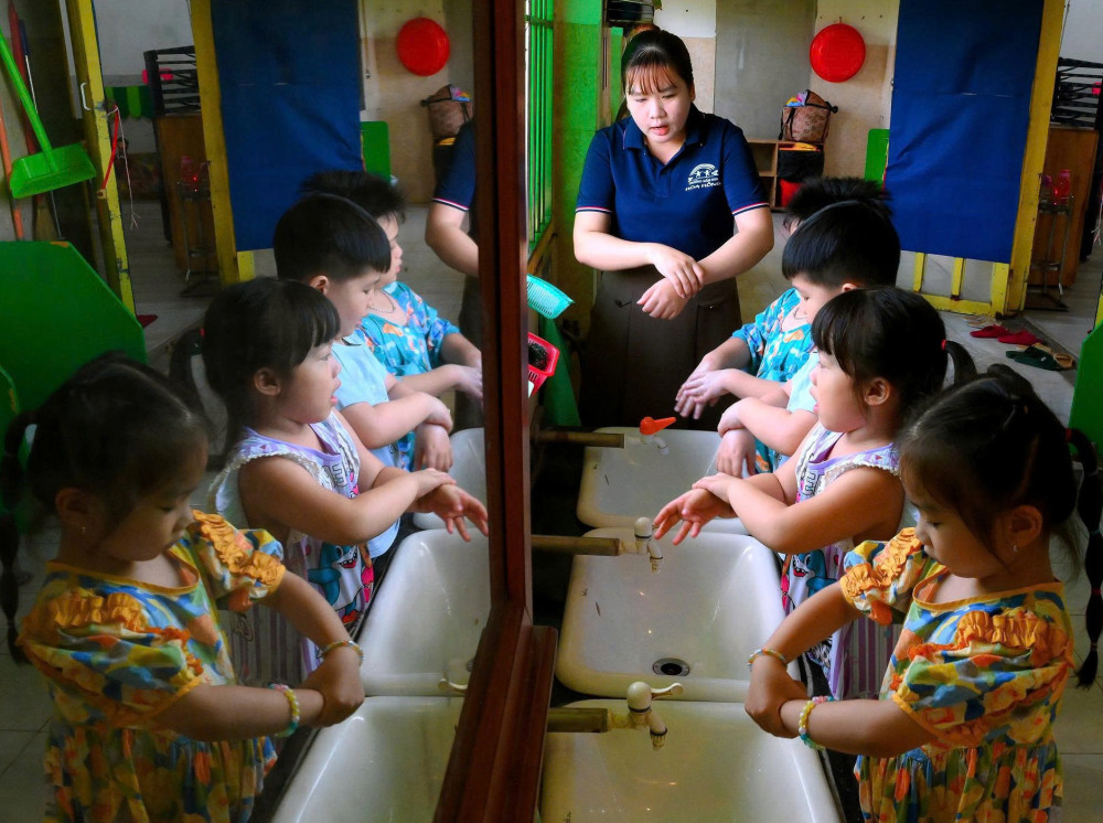 Rửa tay thường xuyên bằng xà phòng dưới vòi nước chảy nhiều lần trong ngày để phòng bệnh tay - chân - miệng