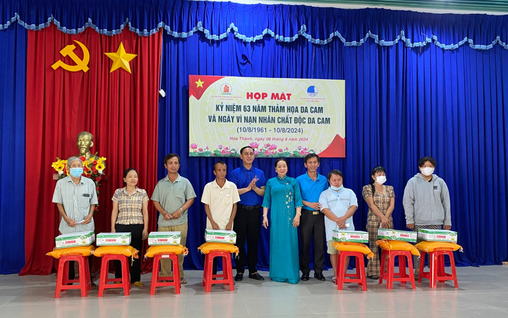 Bà Lâm Thị Tuyết tham gia hoạt động trao tặng quà cho nạn nhân da cam
