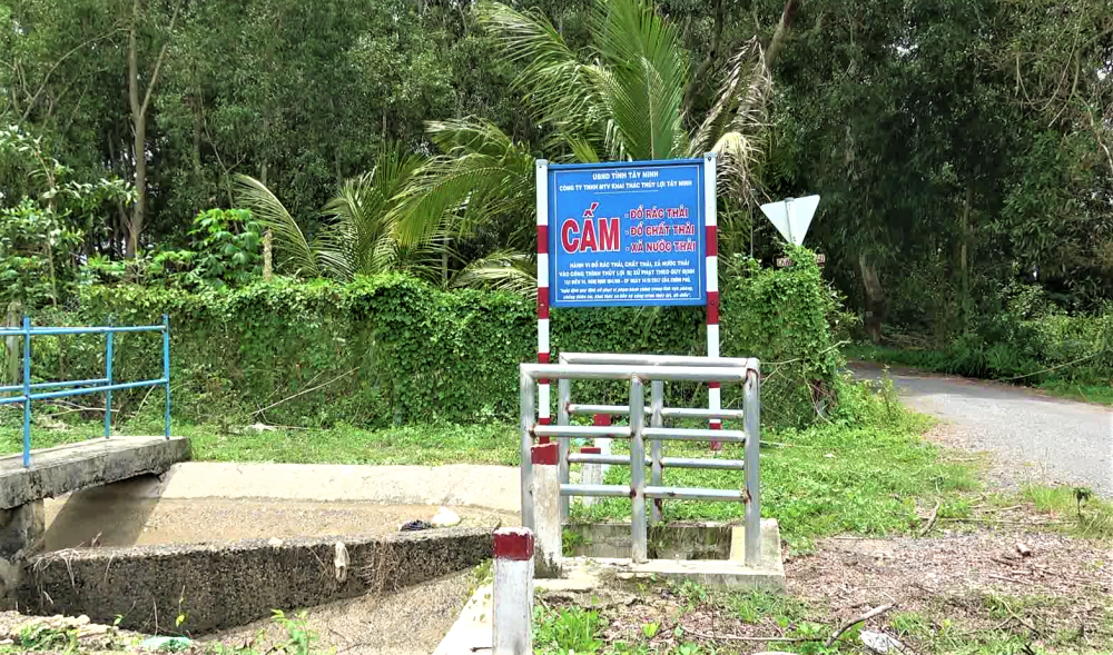 Tại các tuyến kênh hiện nay đều có đặt nhiều bảng cấm đổ rác, chất thải, nước thải