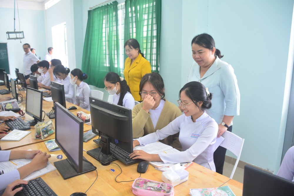 Trong giờ học tại Trường THPT Nguyễn Trãi (thị xã Trảng Bàng, tỉnh Tây Ninh cũ)