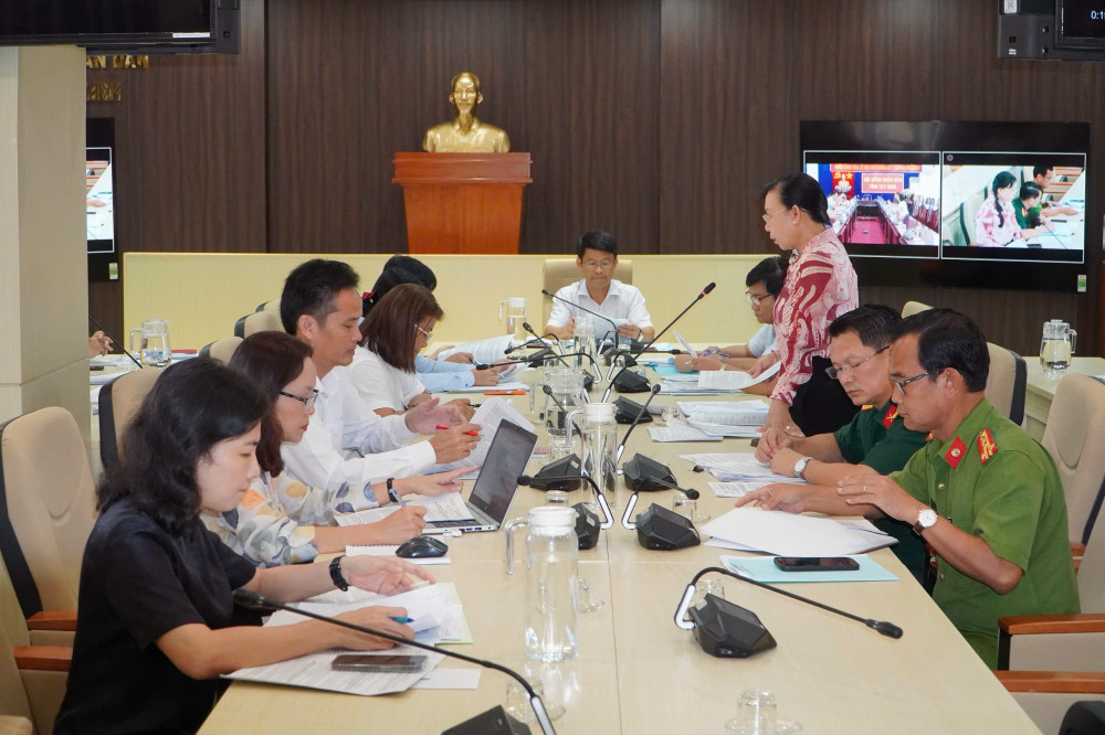 Các đại biểu tập trung làm rõ các nhóm vấn đề về tư pháp, nội chính