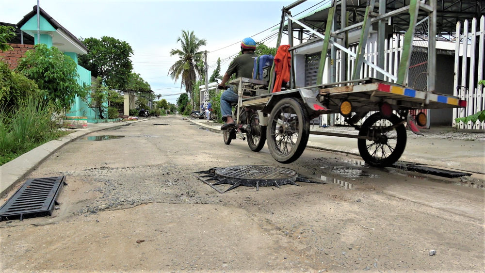 Trong khi chờ hẻm số 1 được thi công hoàn thiện, người dân tham gia lưu thông cần chú ý tránh các chướng ngại vật trên mặt đường