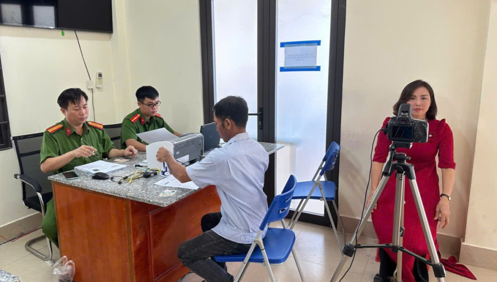 Công an làm thủ tục cấp đổi thẻ đảng viên
