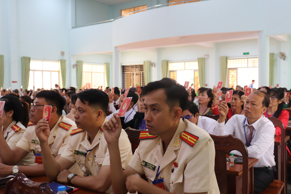 Các đại biểu biểu quyết thông qua Nghị quyết Đại hội 