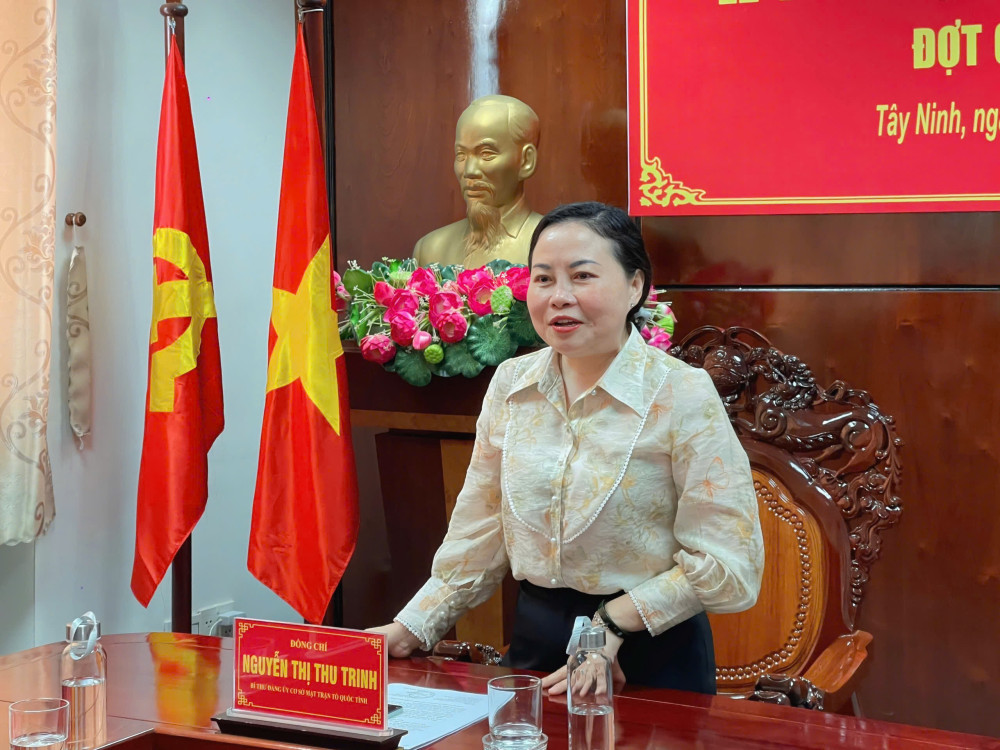 Ủy viên Ban Thường vụ Tỉnh ủy, Phó Chủ tịch Thường trực UBMTTQ Việt Nam tỉnh Nguyễn Thị Thu Trinh phát biểu tại buổi lễ