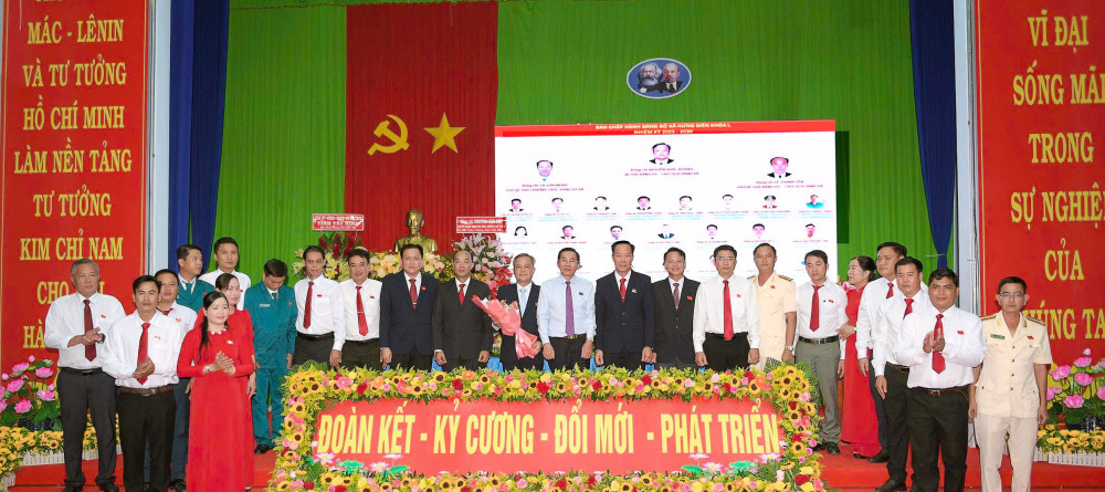 Ban Chấp hành Đảng bộ xã Hưng Điền nhiệm kỳ 2025 – 2030 ra mắt Đại hội