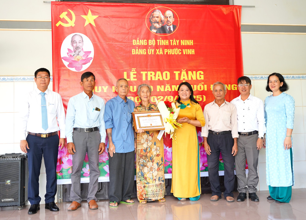 Đại biểu chụp ảnh lưu niệm cùng đảng viên Nguyễn Thị Vui 