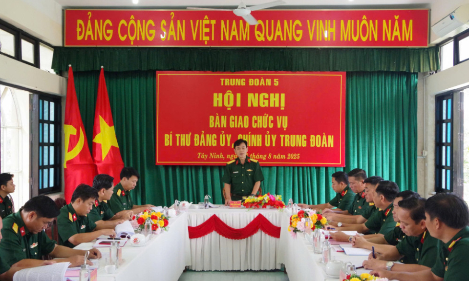 Bàn giao chức vụ Bí thư Đảng ủy, Chính ủy Trung đoàn 5, Sư đoàn 5