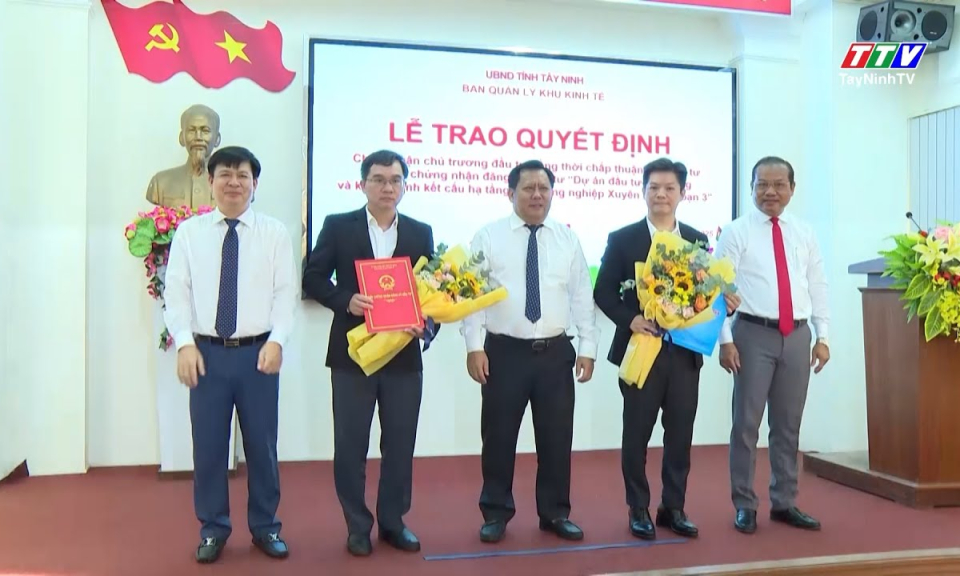 Trao quyết định chấp thuận chủ trương đầu tư và giấy chứng nhận đăng ký đầu tư Dự án KCN Xuyên Á giai đoạn 3