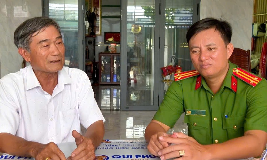 Cán bộ công an xã vì dân phục vụ