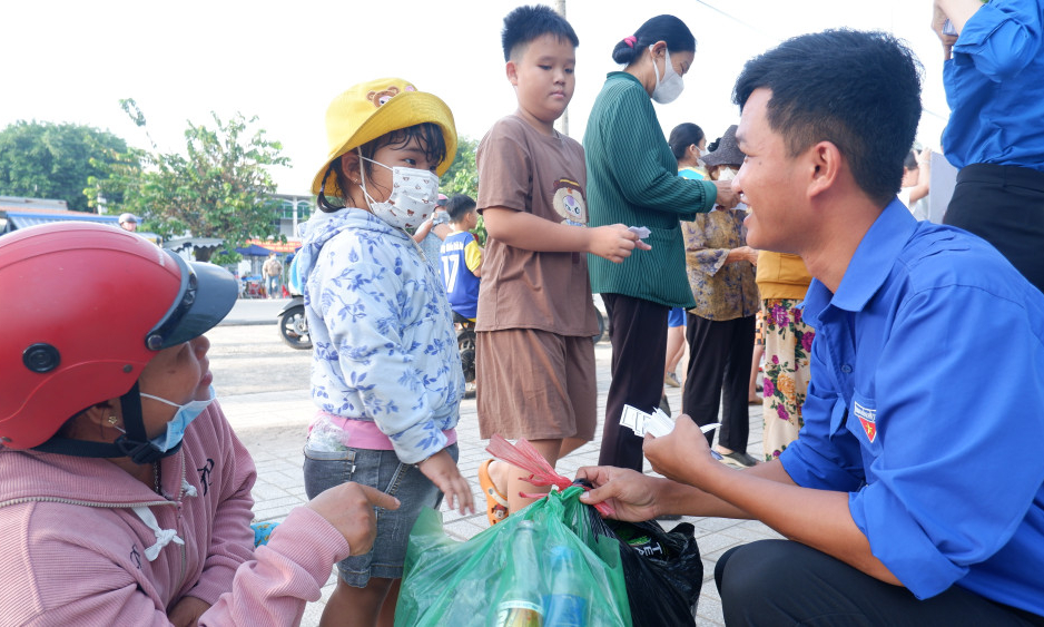 Độc đáo phiên Chợ Chai dùng rác thải nhựa thay tiền tại xã Dương Minh Châu