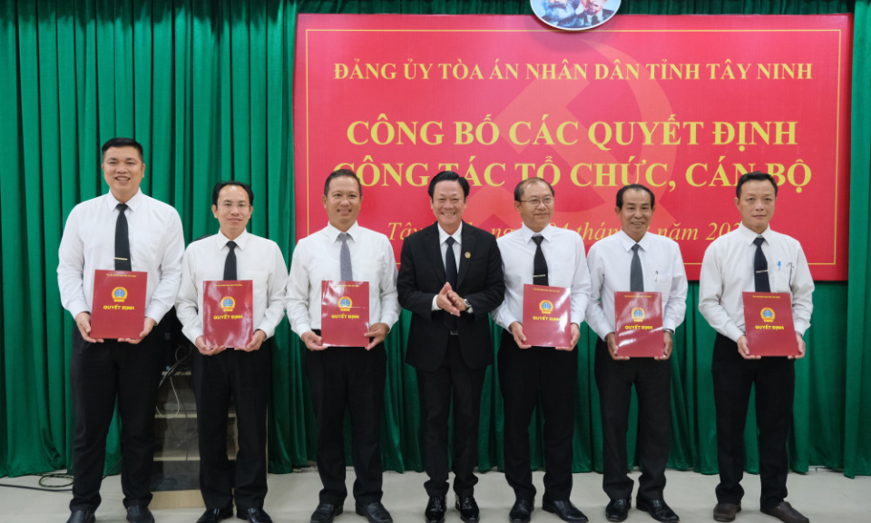Đảng ủy Tòa án Nhân dân tỉnh công bố các quyết định công tác tổ chức, cán bộ