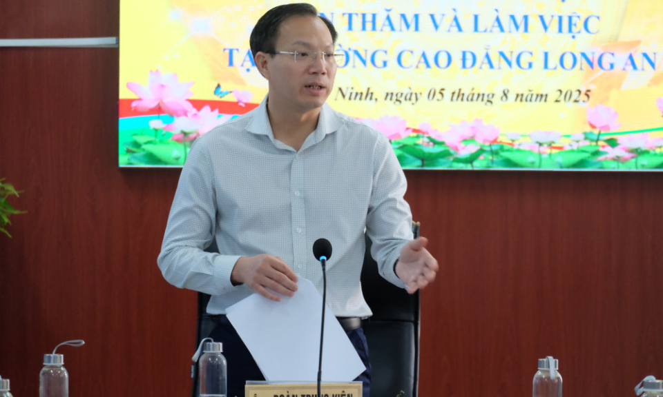 Phó Chủ tịch UBND tỉnh Đoàn Trung Kiên thăm và làm việc tại Trường Cao đẳng Long An